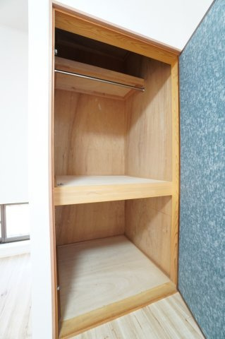 押し入れタイプは奥行きがあり、大きなものから小さなものまでたっぷり収納可能◎