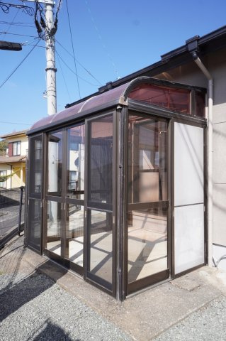 サンルーム付き♪とても日当たりがよく洗濯物がよく乾きそうです☆※リフォーム途中の写真です。