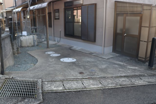 お家の裏側にも車1台駐車可能！