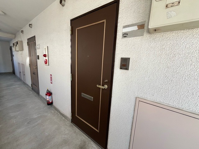 玄関は家の顔でもあり、家族以外の目にも止まる場所です。玄関は外との間を仕切る扉、靴などをしまっておく収納スペース、靴脱ぎのたたきスペース、来客とのやり取りをするドアホンなど複数のアイテムからなります。