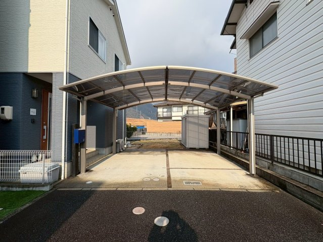 2台分の駐車スペースを確保しており、来客時やご夫婦それぞれの車利用にも対応可能です。屋根付きのため、雨の日の乗り降りや荷物の出し入れもスムーズです。日常使いしやすい実用的な駐車場です。