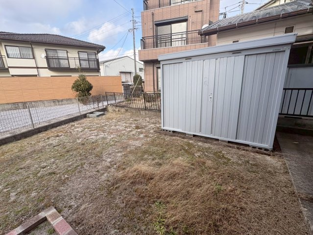 敷地にゆとりがあり、使い方の幅が広がる庭スペースです。ガーデニングや家庭菜園、お子様の遊び場など、ライフスタイルに合わせて活用できます。建物からの出入りもしやすく、室内と屋外をつなぐ開放的な空間です。