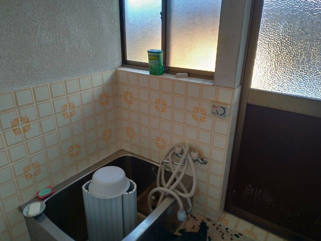 昔ながらのタイル張りが印象的な浴室で、どこか懐かしさを感じる落ち着いた空間です。窓付きのため換気がしやすく、湿気対策にも配慮されています。外光がやわらかく差し込み、日中は明るいバスタイムを楽しめます。