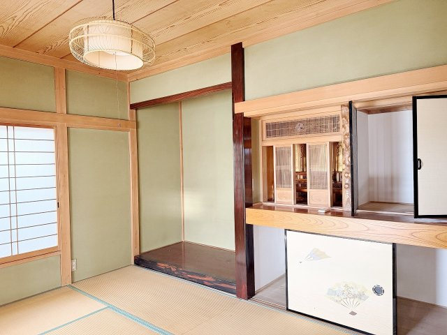 作りつけの仏壇あり！