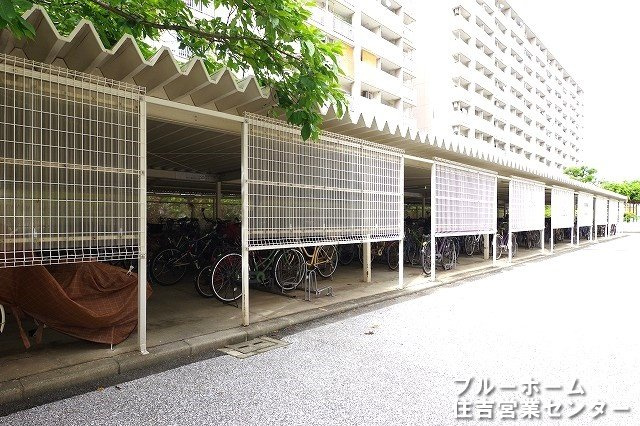 屋根付きの駐輪場がございます！