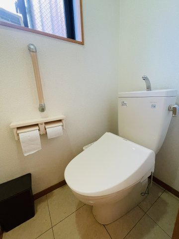 1階温水洗浄便座付トイレになります。