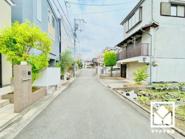 「ニシイチドラッグ健康館上ヶ原店」まで徒歩2分、「ファミリーマート西宮上ヶ原店」まで徒歩3分、「コープミニあたご山」まで徒歩14分など、お買い物施設が徒歩圏内に複数あり便利な住環境です。