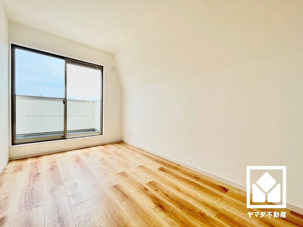 約5帖の3階洋室です。柔らかな光が差し込むお部屋で、快適で落ち着いた生活をお送りいただけます。