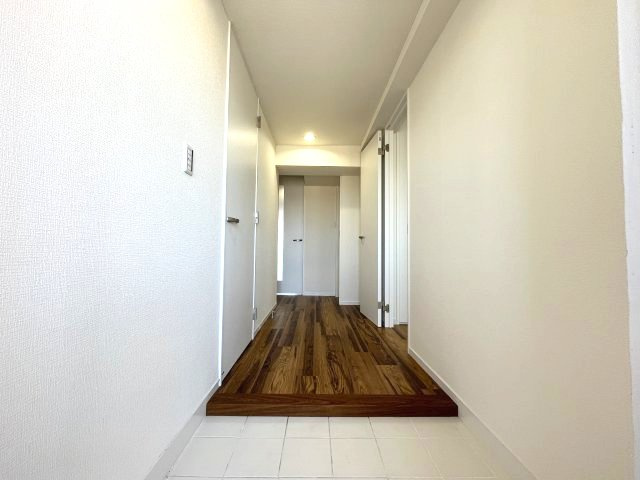玄関を入ると清潔感のある明るい空間が広がります。