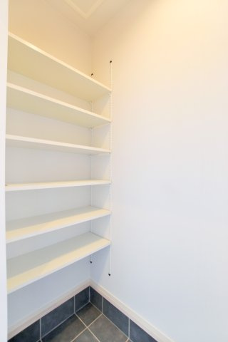 玄関回りがスッキリ整うシューズクローク　※施工イメージとなります