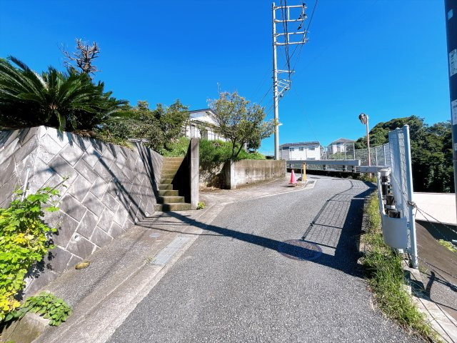 畑として利用する場合は農業従事者である必要があります。　・擁壁・階段が青地と売買対象地にまたがっております。　・境界明示・測量は実施予定無し　・物置・工具は現況渡し　・地目が畑のため、届出が必要