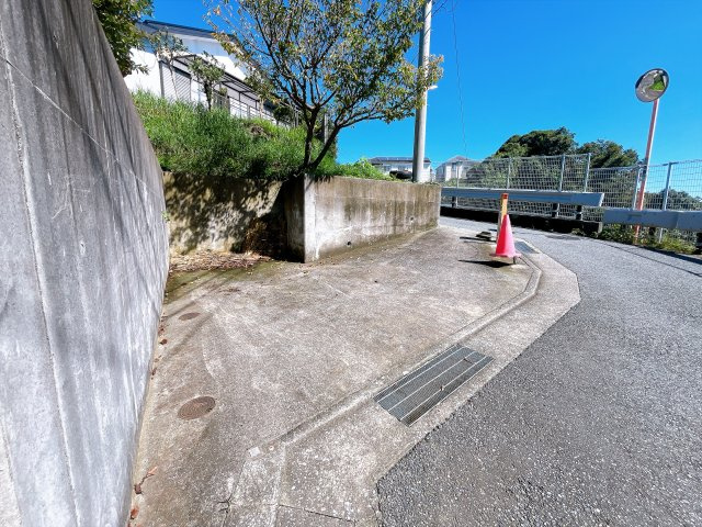 畑として利用する場合は農業従事者である必要があります。　・擁壁・階段が青地と売買対象地にまたがっております。　・境界明示・測量は実施予定無し　・物置・工具は現況渡し　・地目が畑のため、届出が必要