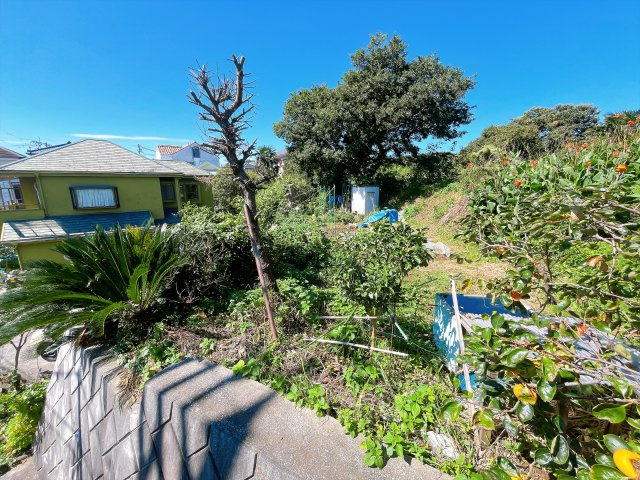 畑として利用する場合は農業従事者である必要があります。　・擁壁・階段が青地と売買対象地にまたがっております。　・境界明示・測量は実施予定無し　・物置・工具は現況渡し　・地目が畑のため、届出が必要