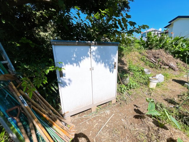 畑として利用する場合は農業従事者である必要があります。　・擁壁・階段が青地と売買対象地にまたがっております。　・境界明示・測量は実施予定無し　・物置・工具は現況渡し　・地目が畑のため、届出が必要