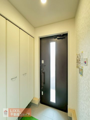 【玄関】現地完成写真。ゆったりと明るい玄関がご家族や来客をお出迎え。