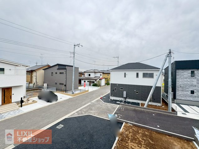 【建物からの眺望】現地完成写真。バルコニーからの景色。十分な間隔が確保されております。