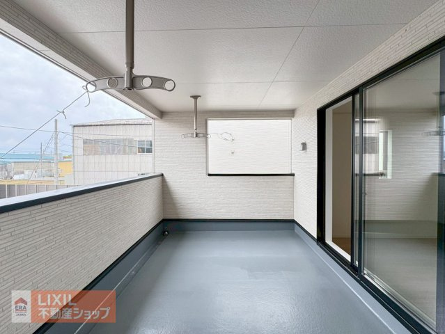 【バルコニー】現地完成写真。広々バルコニーでお布団や洗濯物がたくさん干せます♪