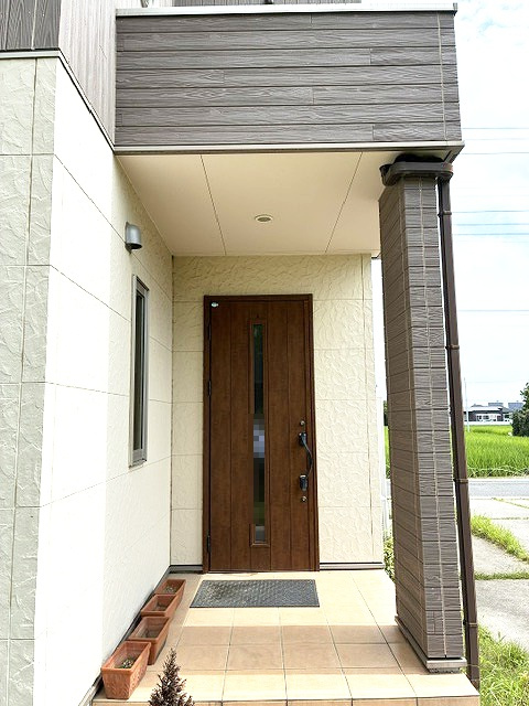 奥まった玄関なので、雨に濡れずに鍵の開け閉めができます！