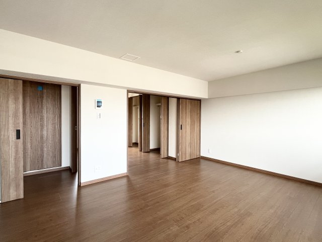住棟エントランス部分。共用部もきれいに管理されており、気持ちよくお住まいいただけます。