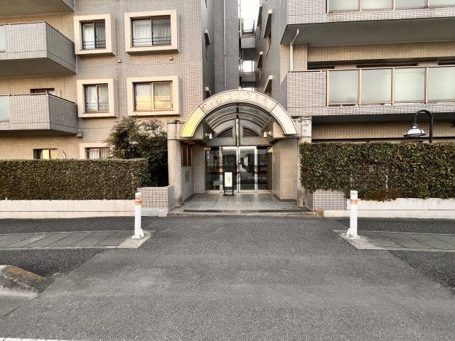 エントランスの前に歩道があるので、安心です。平坦なので車いすなどでもスムーズに出入りできます。
