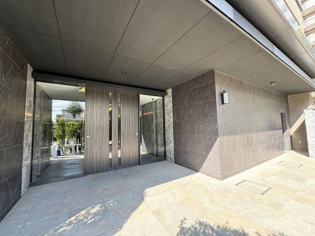安心の暮らしを支えるセキュリティ対策　■オートロック付き　■防犯カメラあり　■管理員常駐