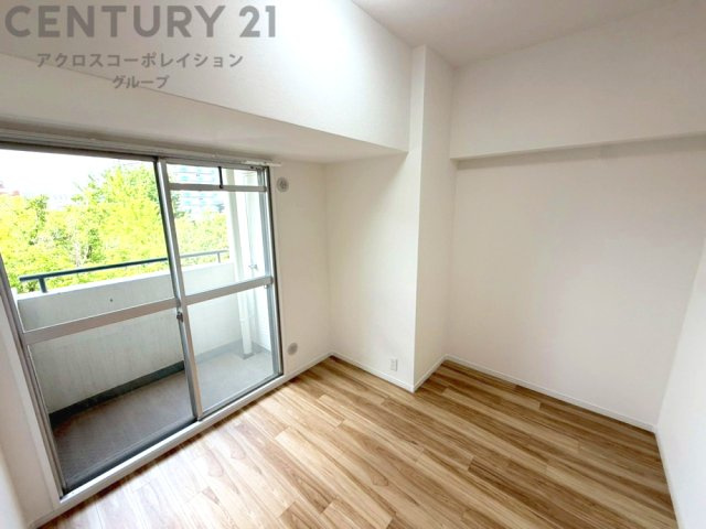 明るい色合いのフローリングとクロスを使用した洋室は家具やインテリアとも調和しやすく空間が広く感じられ開放感を生み出します。自然光を効果的に反射し、室内を明るく保つため、日中の照明使用を抑えられます。