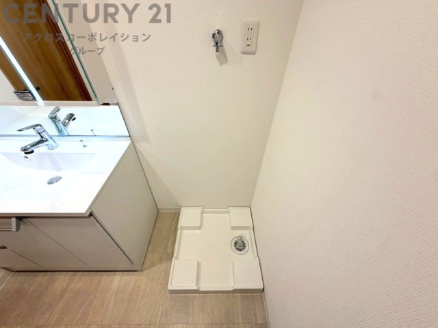 洗濯物の仕分け作業がしやすく、整理整頓が容易になります。洗濯音や湿気を他の部屋に持ち込まず、生活環境を快適に保ちます。上部を活用すれば収納スペースを確保でき洗剤や洗濯用品の整理もしやすくなります。