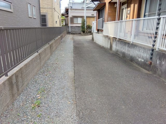 スーパー・ドラッグストア・コンビニまで車で10分圏内です。生活利便性の高い土地になっています。