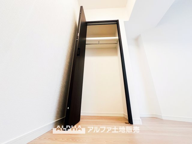 高さのあるクローゼットは、衣類や小物をスッキリ整理できる便利な空間。バーと棚を活用すれば、収納力も充実し、生活がさらに快適に。毎日の使い勝手がよい収納エリアです