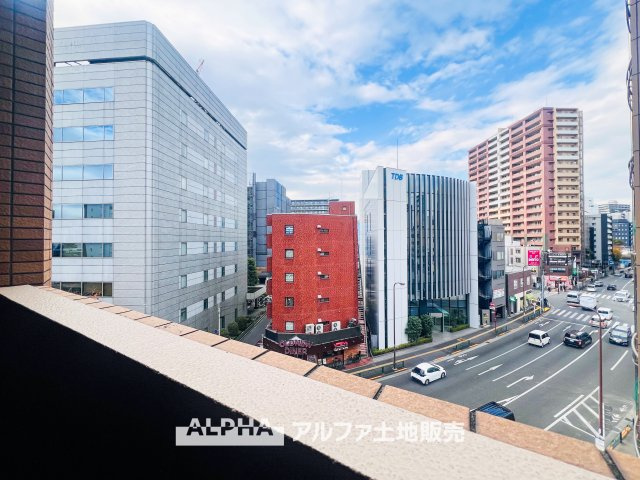 バルコニーからの眺望は、周囲の静かな住宅街と広がる空が見渡せる開放感があります。日々の暮らしをより一層快適にしてくれる、心地よい環境です。