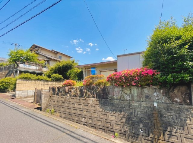 約100坪の広々敷地を活かし、平屋住宅や庭付き住宅などライフスタイルに合わせた建築計画が可能。ガーデニングやアウトドアスペースを楽しむことができます。家族でゆっくり過ごせる理想の空間を作りませんか？