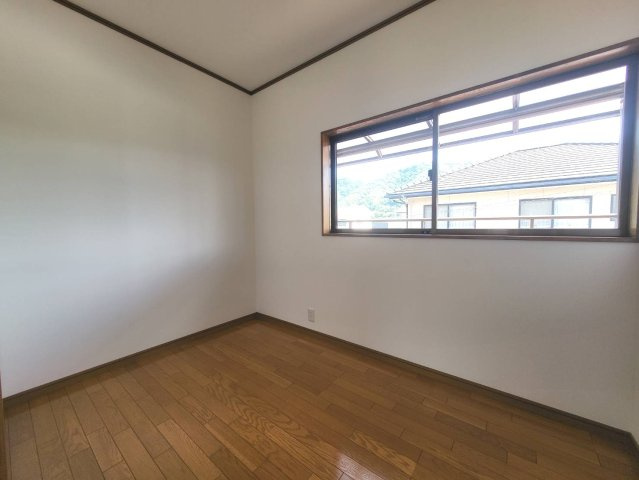 約3帖の納戸スペースは収納としてはもちろん、書斎や趣味部屋としても活用可能です。季節用品やアウトドア用品、掃除道具などをまとめて保管できるため、お住まい全体をすっきりと維持できます。