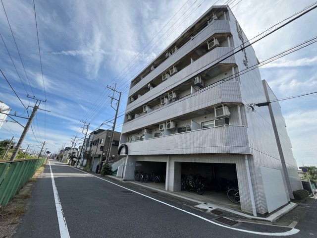 外観はマンション管理がされているかの目安になります。築年数が古いと、壁面は劣化してひび割れが生じることも！建物が古びていても細かいところが修繕されていると、きちんと管理されているなぁと感じるでしょう。