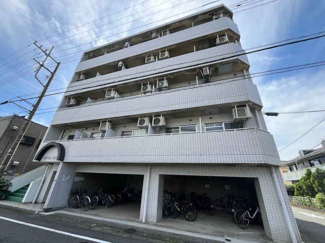 一般的なバルコニーは、奥行1.5ｍ程ですが、ワイルドバルコニーは2ｍまで広がっています。そのため洗濯物の間隔をあけ干すことができ、乾きやすいというメリットや、ガーデニングが楽しめる等の特徴があります。