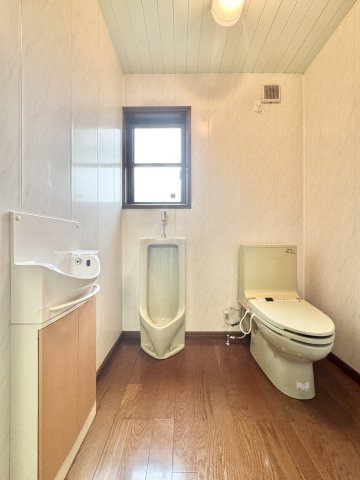 手洗い場と窓がついているトイレは広々としており清潔感ある空間となっております！