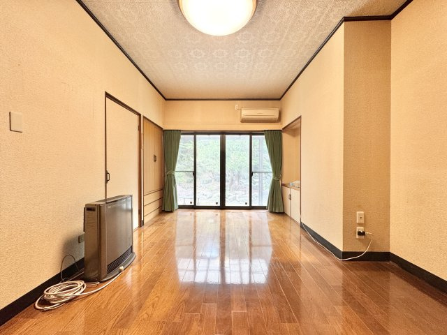 洋室は収納が豊富ですので収納部屋としてもお使いいただけます。