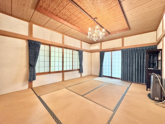 約10帖の和室は2面採光で天井にはオシャレな照明器具がついております。
