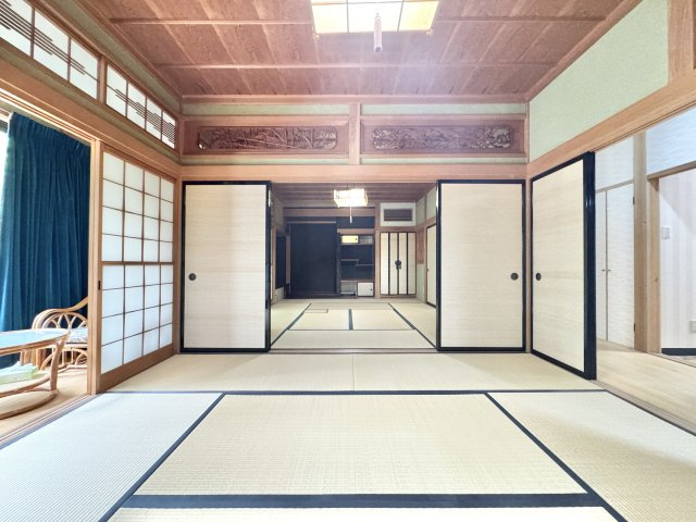 約10帖の和室は来客が泊まれる広さで8帖の部屋と襖で仕切ることができます♪
