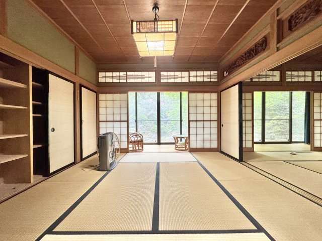 約8帖の和室には収納が豊富で隣の部屋と襖で仕切れます。