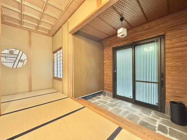 趣があり旅館を思わせるような古風な玄関になっております☆