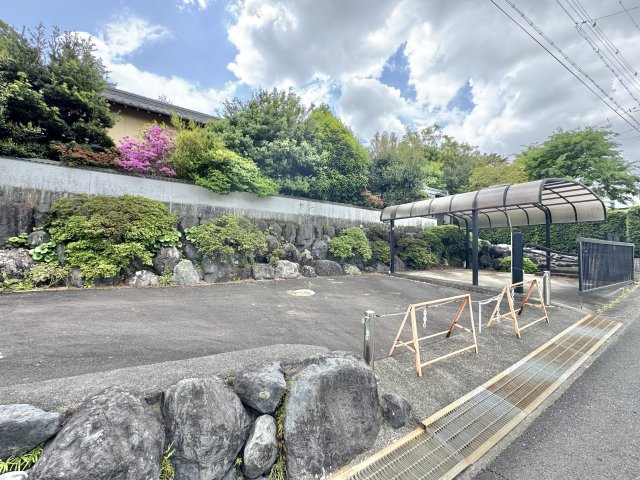 お家前の駐車場は広く来客が来ても余裕で停めれるスペースを確保しております☆