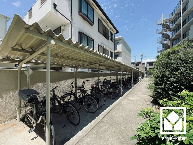 屋根付きなので、雨や風、直射日光から自転車を守ることができます。