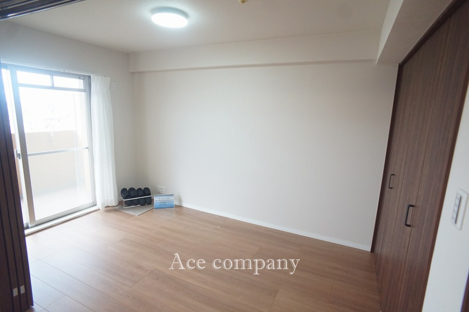 【洋室5.5帖】バルコニーに面したお部屋です☆
