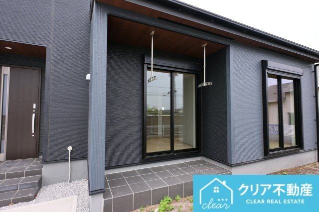 屋根付きのテラスで洗濯物も気持ちよく乾きます♪