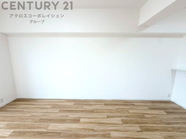 キッチン前のダイニングスペース　カウンターキッチンから料理の受け渡し等に便利です。ダイニングセットを置いても十分な広さを確保。