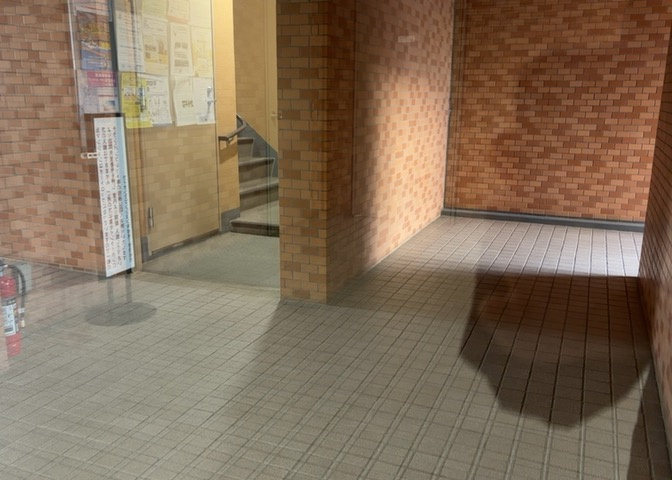 ロビーというと、エントランスと何がちがうの？と思いますよね。実はロビーとエントランスには明確な決まりはありません。物件によっては、エントランスを入って広がるある程度の広さのある空間がロビーとなります。