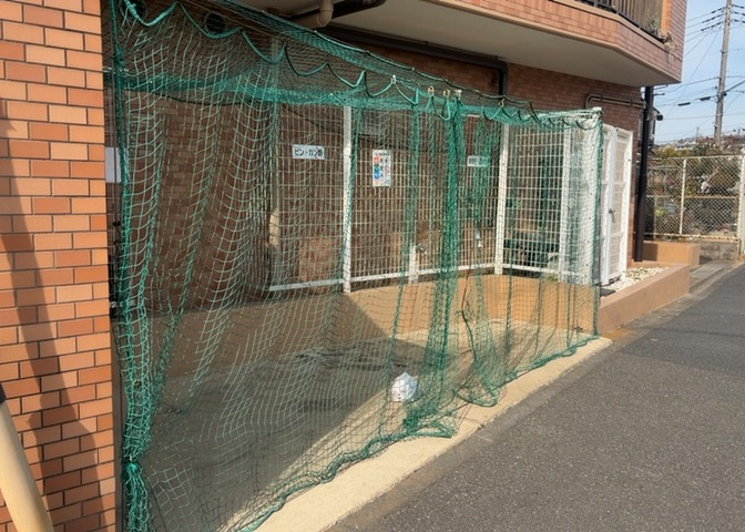 共有部分は、住民なら誰もが使える設備のこと。例えば駐車場やエレベーター、インターネット設備、セキュリティ設備などがあります。他にも、マンションの廊下・外部階段やエントランス・ゴミ置き場などがあります。