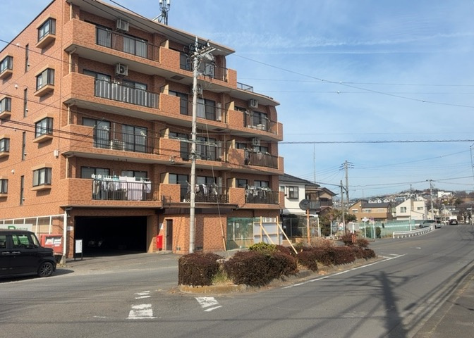 隣家の土地はどうなっているのか、生活利便施設が近くにあるのか、学校まで近いかなど、お客様のライフスタイルにあわせたイメージが重要です。また、近くにあると困る施設が近くにないかも確認するといいでしょう。
