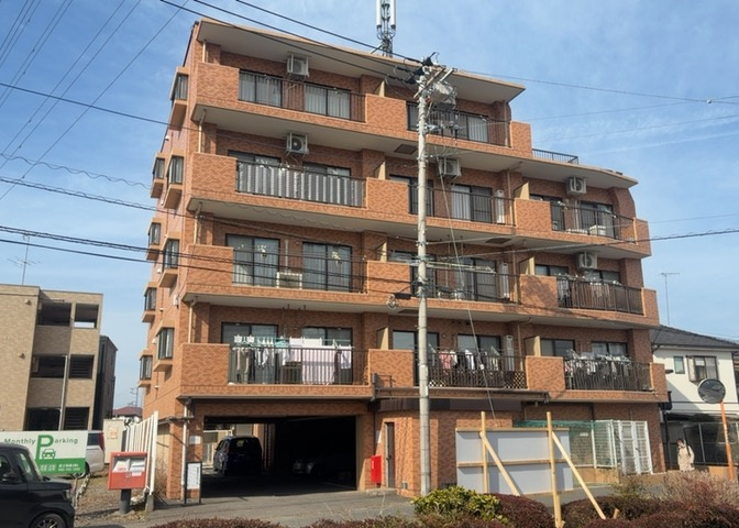 ＲＣ造、Reinforced　Concreteは直訳すると補強されたコンクリートです。主に柱や梁・床・壁が鉄筋とコンクリートで構成おり、鉄筋を組んだ型枠にコンクリートを流し込んで固めたものを指します。