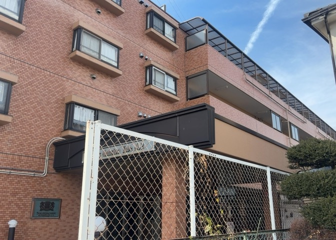 玄関は家の顔でもあり、家族以外の目にも止まる場所です。玄関は外との間を仕切る扉、靴などをしまっておく収納スペース、靴脱ぎのたたきスペース、来客とのやり取りをするドアホンなど複数のアイテムからなります。